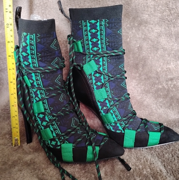 Azalea Wang Shoes - Patterned Green and Black Ankle Boots. New Without Tag